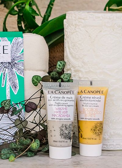 Photo de produits la Canopée au milieu de plantes.
