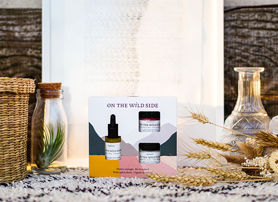 Photo de produits On The Wild Side devant un cadre.
