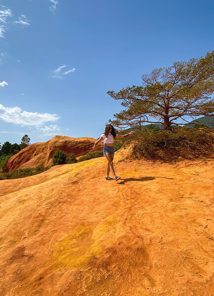 Photo d'une jeune fille dans le Colorado provençal.