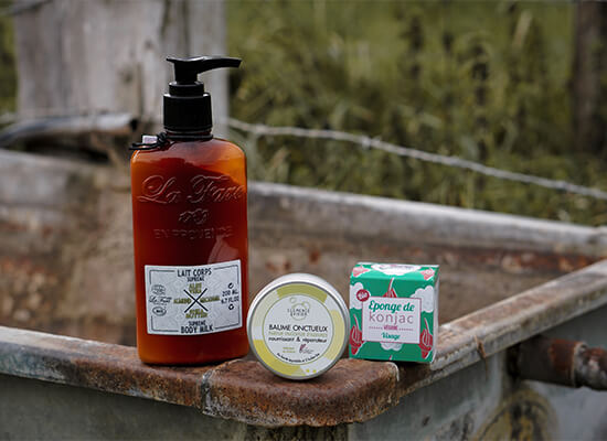 Selection de 3 produit de chez Lulu Butine sur un bassin dans un champ.