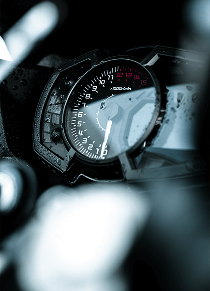 Photo d'un compteur d'automobile de sport.