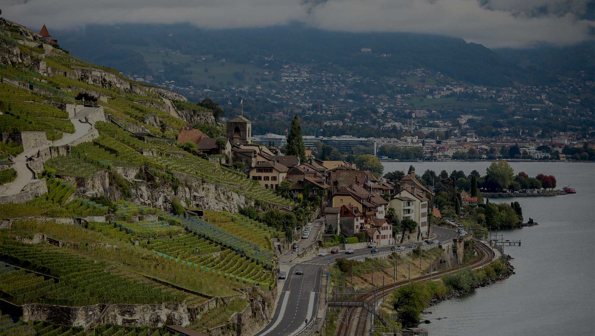 Photo au drone de Lausanne avec vue sur le lac.