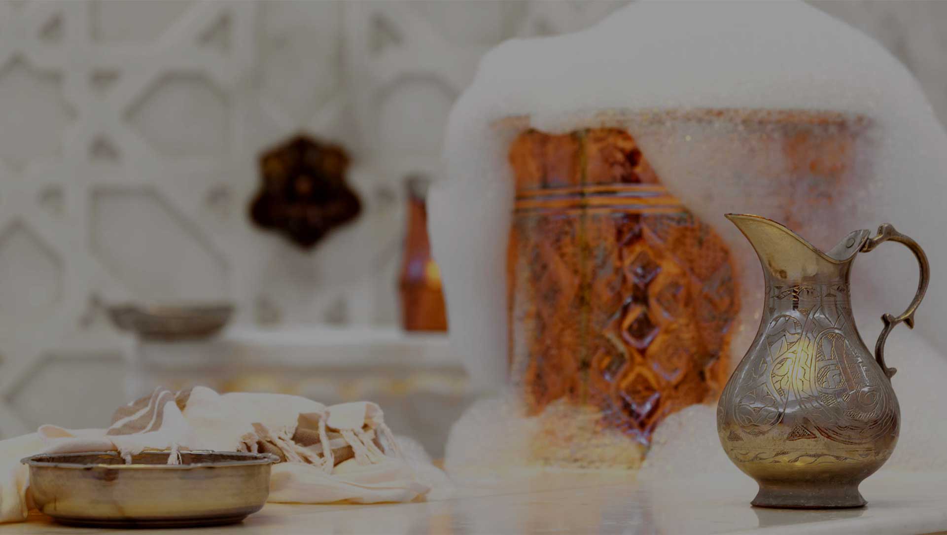 Photo dans un hammam d'un récipient en cuivre rempli de mousse.