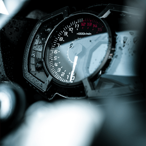 Photo d'un compteur d'automobile de sport.